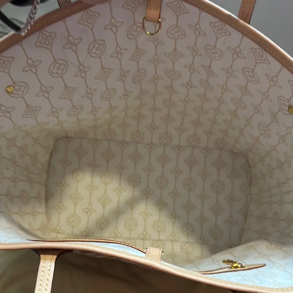 Louis Vuitton Pink and Brown Tote Bag with Classic Design - Picture 4 of 9